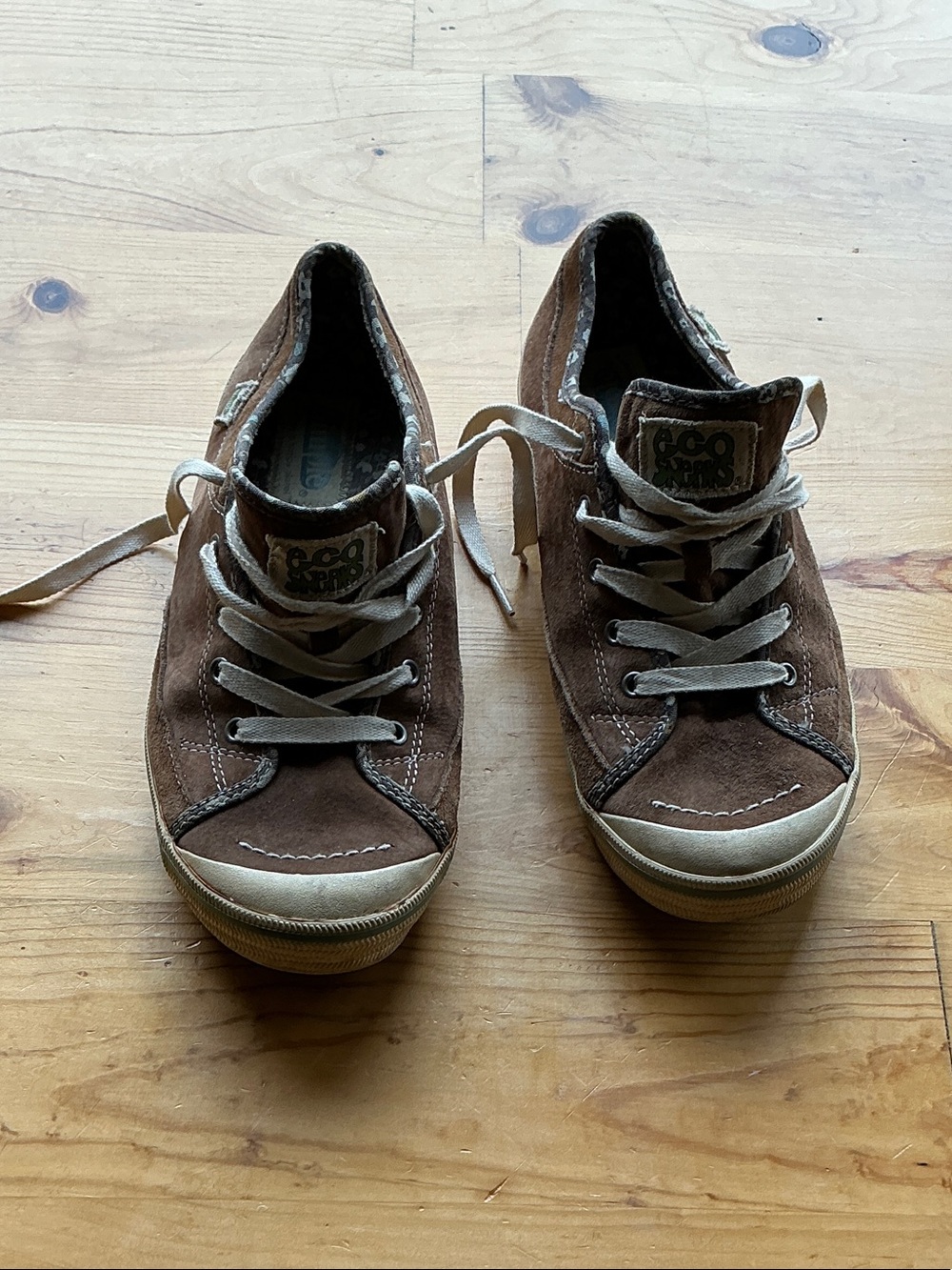 Simple Brown Suede Low-Top Sneakers with Cream Accents